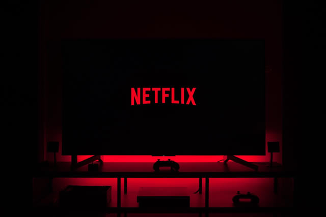 企业出海 - Netflix终于能烧自己挣的钱了，视频赛道 走向 新的