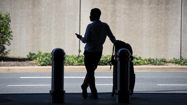企业出海 - 调查：36%美国成年人坐过网约车 但只有4%每周都