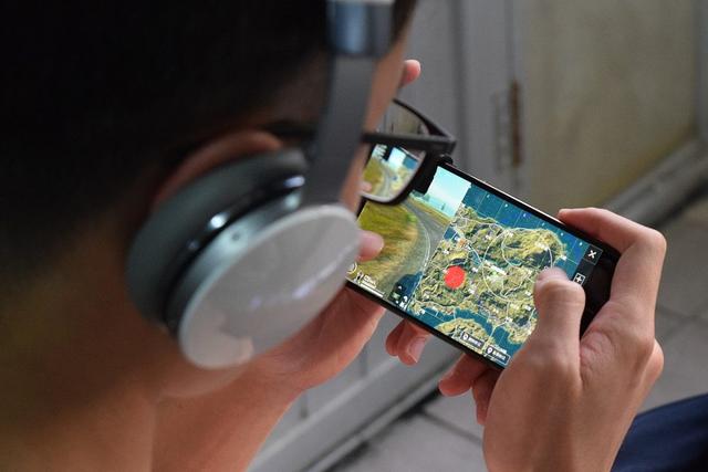 1280px-A_Player_Playing_PUBG_Mobile-1200x800.jpg